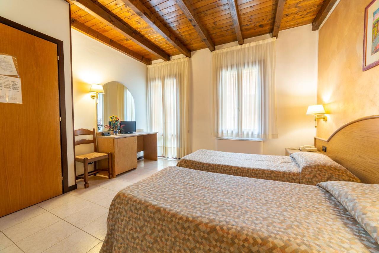 Albergo Ristorante Leon D'Oro 에스테 외부 사진